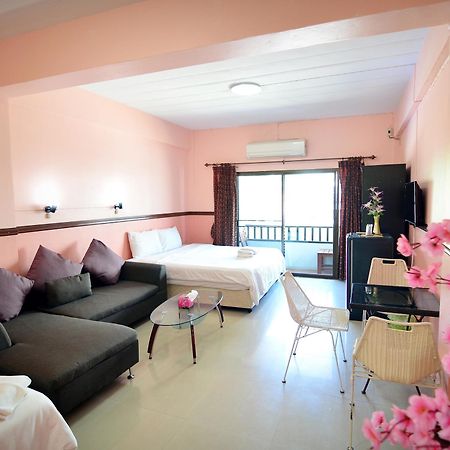 ホテル The Famous House - Jomtien エクステリア 写真