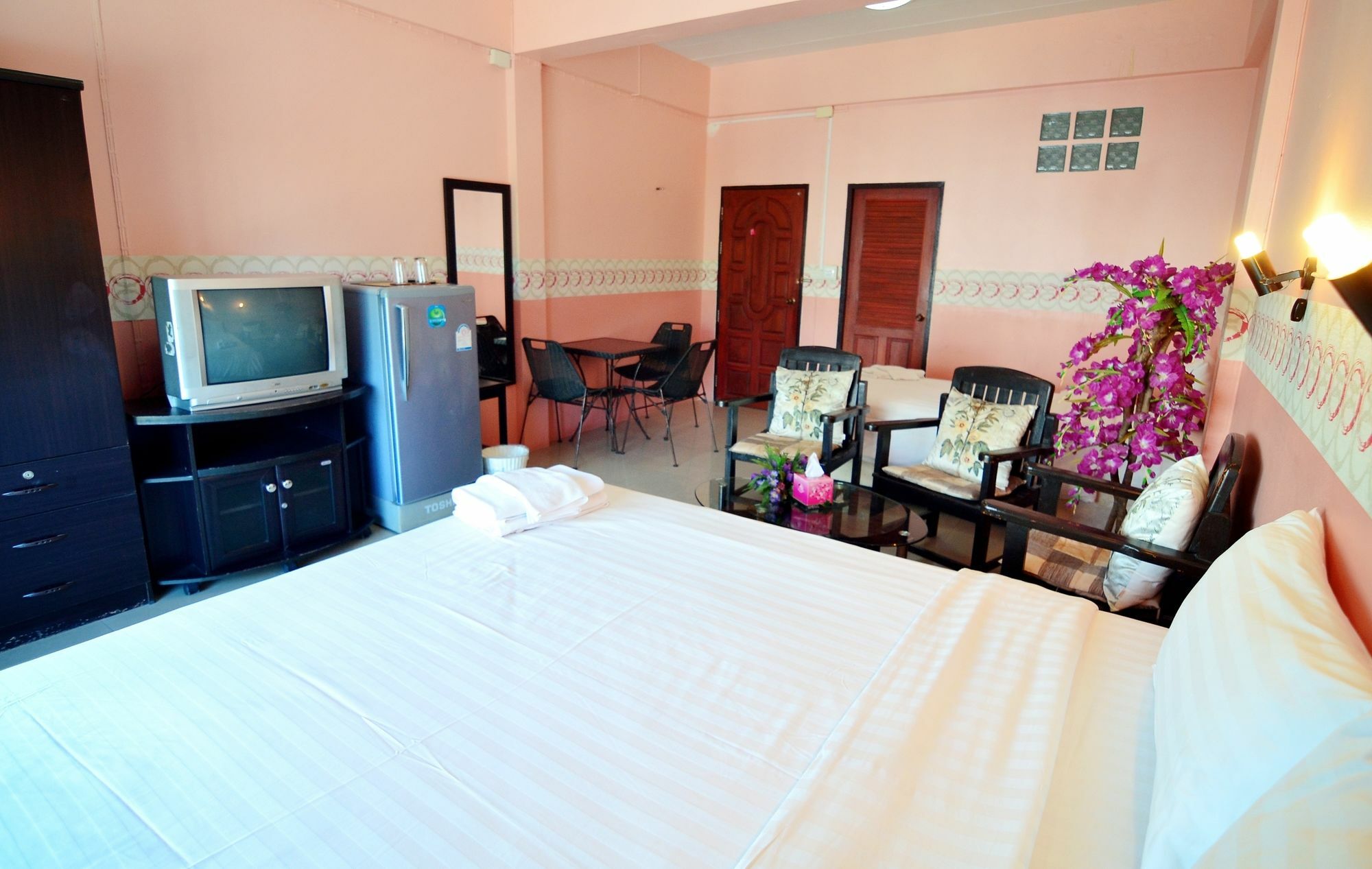 ホテル The Famous House - Jomtien エクステリア 写真