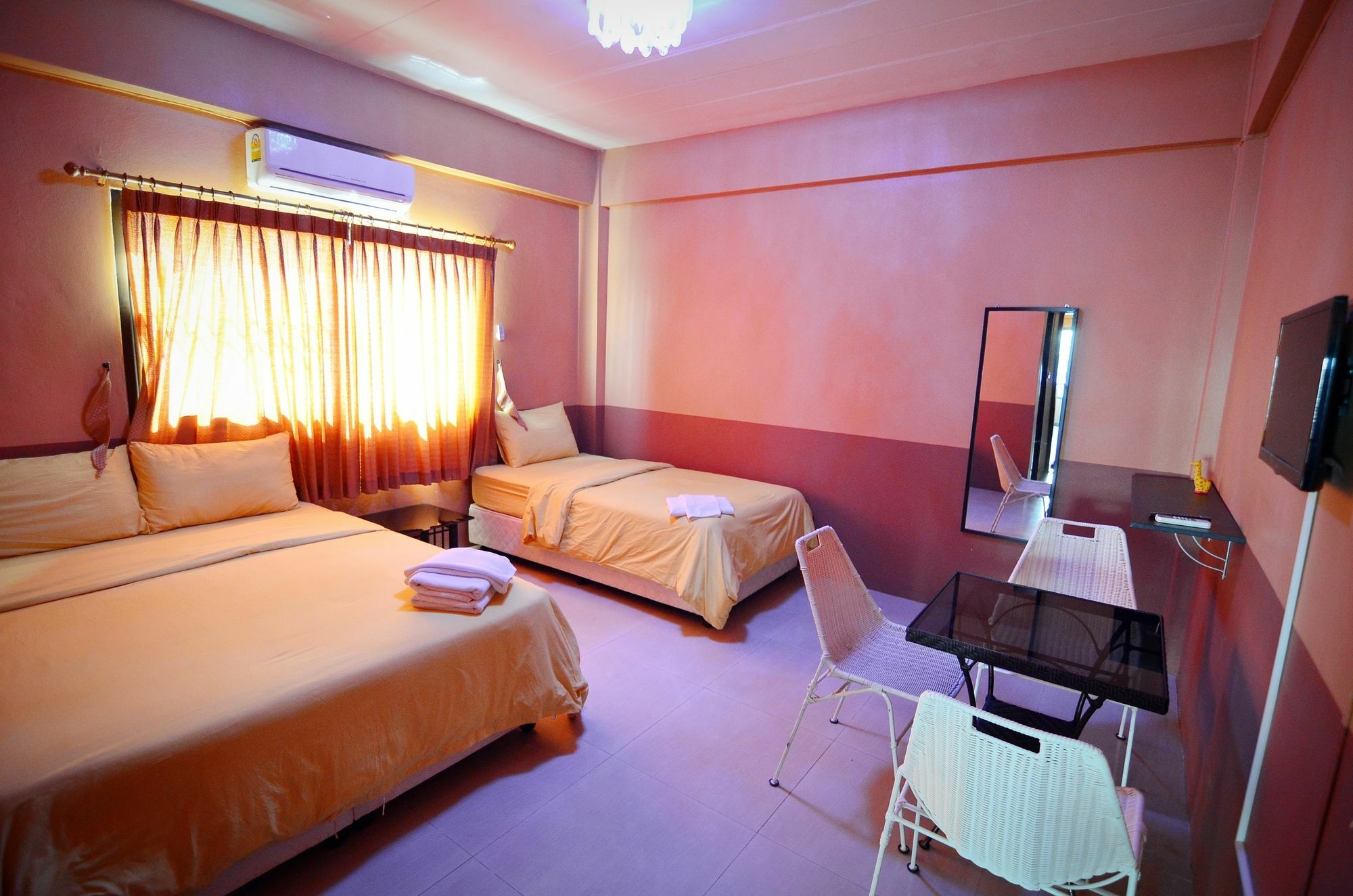 ホテル The Famous House - Jomtien エクステリア 写真